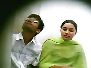 Horn-mad Pasangan India Terperangkap Dengan Voyeur Eavesdrop Cam