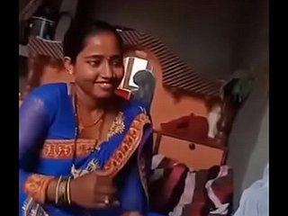 Индийский недавно женился жена, играя с большой петух чистым звуком муженька