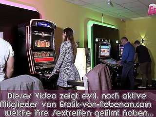 Deutsch Teenager in öffentlichen blinken bukkake gangbang im Casino