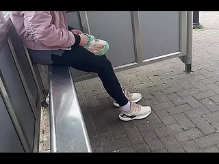 O pai segue sua filha e a filma para a estação de ônibus. Quando ela chega em casa, ela para foder com ele.