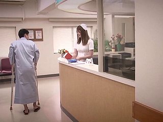 L'infermiera asiatica adorabile dà un pompino vapore in un turno da vicino