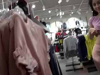 Sexo de trio público no shopping