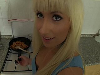 Azgın Çek kız arkadaşı ile mutfakta ev yapımı seks