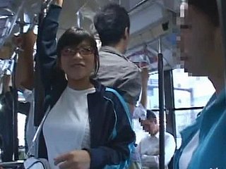 Japanisches Indulge in Gläsern wird in einem öffentlichen Bus gefickt