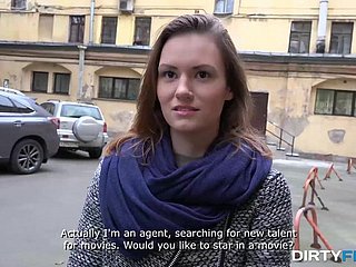 Oudere panhandler pakt vrij Russisch meisje op voor xxx-film