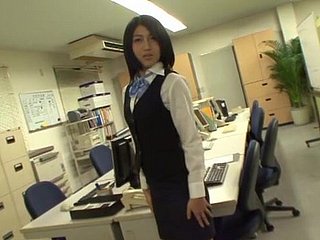 Gangbang en la oficina graze el secretario de culo caliente Saionji Reo. Hd