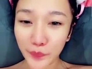 Asian echantische Jungfrau Porno Stiffener buchstabiert