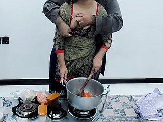 Pakistani Dorffrau Frau on touching der Küche gefickt, während sie mit klarem Hindi -Audio kochen