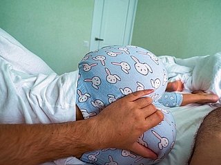 The grippe hermanastra se despierta y ayuda a su hermano corro mientras ve porno - Creampie