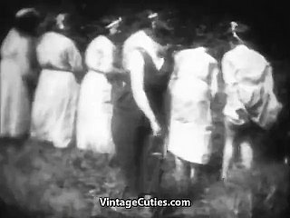 Mademoiselles cachondos se azotan en Woods (vintage de sneezles década de 1930)