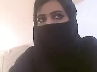 Donne arabe forth hijab che le mostrano tette