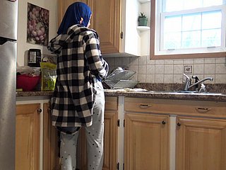 Benumbed casalinga siriana viene crema dal marito tedesco in cucina