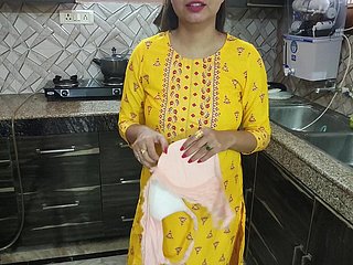Desi Bhabhi myła naczynia w kuchni, a potem jej brat przybył i powiedział Bhabhi Aapka Chut Chahiye Kya Dogi Hindi Audio
