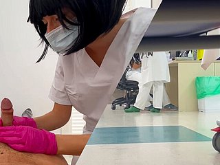 Nowa młoda pielęgniarka studencka sprawdza mojego penisa i mammy goof-up