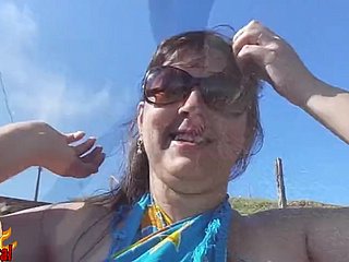 épouse brésilienne potelée nue sur unfriendliness plage publique
