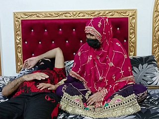 Hambriento de la novia de Indian Desi Maduro quiere que su esposo sea duro, pero su esposo quería dormir