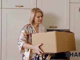 Mature Russian cougar fucked at the end of one's tether younger delivery man - Buffalo 4K