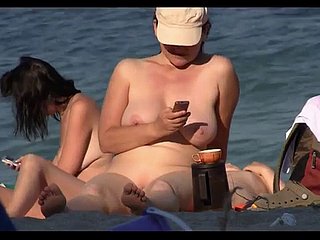Babes nudistes éhontés bronzant sur refrigerate plage sur une caméra espion