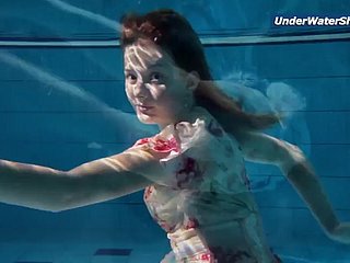 Ragazza adolescente a rallentatore a nuoto ceco