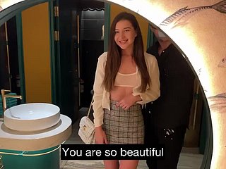 Stunner actrice de porno mince obtient une baise occasionnelle dans le WC du restaurant