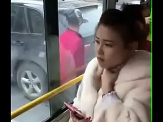 Ragazza cinese baciata. Relating to autobus.