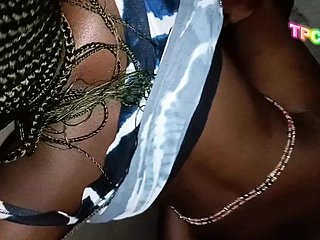 Kongolu Siyah Çift Kilise evinin bir köşesinde sevişiyor Sert seks