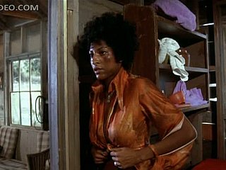 Insanely นมโต Ebony Babe Pam Grier ปลดตัวเองในเสื้อผ้ามอมแมม