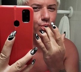 Sonyastar, pulchritude transexuelle se masturbe avec de longs ongles