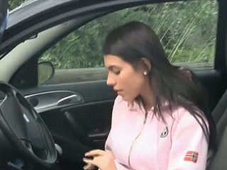 Фут-фетиш ног в машине перед хардкорным трахом в любительском видео