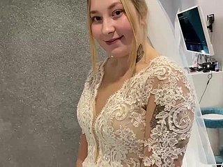 Un couple marié russe n'a pas pu résister et a baisé dans une robe de mariée.