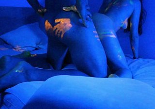 Hot Babe otrzymuje niesamowitą farbę UV na nagim ciele Wesołego Halloween