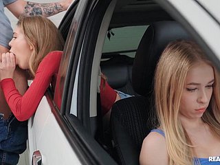 Russische teef wordt achter de rug van haar vriendin forth een motor car geneukt.
