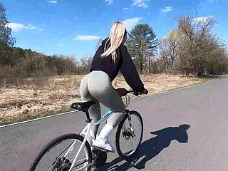 Aurous rowerzystka pokazuje swojemu partnerowi brzoskwiniowego kolegę i rucha się w publicznym parku