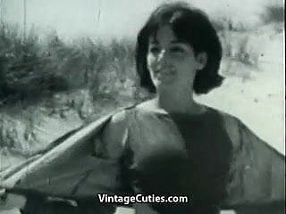 Nudist Girl's Make obsolete overhead a Strand (1960s Vintage)