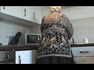 Süße Oma zeigt haarige Pussy big ass und ihre Brüste