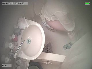 中国女孩在日本厕所时间和淋浴时间间谍凸轮