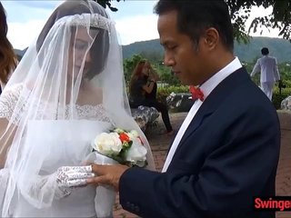 결혼식 후 남편의 오른쪽에 아시아 신부 사기꾼