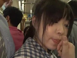 studente giapponese ottiene iciness figa palpitante dita in un autobus