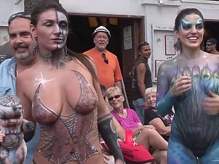 Komik amatör genç kız bir gerçeklik sokak partisi dış mekan içinde ona büyük göğüsleri ve güzel eşek vitrine