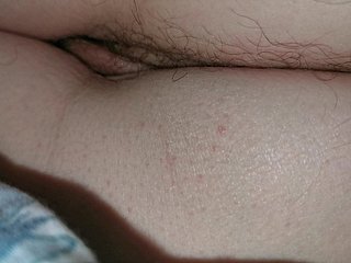 Isteri Ass Hairy dan belakang Pussy Bulge - Tidak menyedari